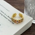 Dettaglio anello dorato vintage con gemma viola e motivi a nuvola in smalto - Aperto Regolabile / Stile Floreale Traforato Smalto Gemma Viola (JZ6007)