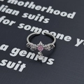 Detail eines silbernen Rings mit rosa Herz-Zirkonia und Schmetterlingsflügeln - Einstellbar Offen / Insektenflügel mit rosa Herz (JZ1207A)