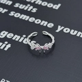Dettaglio del fiocco con pietre di zircone rosa e fascia argentata intrecciata - Aperto Regolabile / Stile Fiocco Corda Intrecciata (JZ2203A)