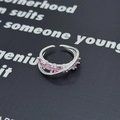 Vista macro di anello in argento con zirconi marquise rosa e fascia aperta sovrapposta - Aperto Regolabile / Stile Croce Zircone Rosa Marquise (JZ2540A)