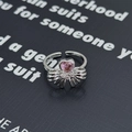 Dettaglio macro di un anello d'argento con gemma cuore rosa e fiocco su sfondo nero - Aperto Regolabile / Stile Fiocco Cuore Rosa (JZ3284A)