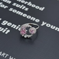 Dettaglio macro dell'anello d'argento con gemma a stella rosa e accenti di perle - Aperto Regolabile / Stile Perla Luna Stella Sognante (JZ3977A)