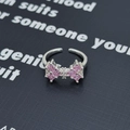 Dettaglio dell'anello a fiocco in argento con zirconi rosa taglio princess e diamanti - Aperto Regolabile / Stile Fiocco Zircone Quadrato (JZ4281A)