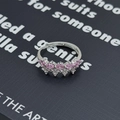 Dettaglio macro dell'anello a corona in argento con zirconi rosa e pavé delicato - Aperto Regolabile / Stile Zircone Rosa Forma Corona (JZ5787)
