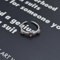 Dettaglio anello regolabile in argento con zircone rosa a goccia e pietre d'accento - Aperto Regolabile