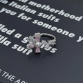 Dettaglio anello floreale argento con pietre rosa, perla e zirconi su carta nera - Aperto Regolabile / Stile Diamante in Fila di Perle di Fiori (JZ6233)