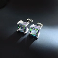 Funkelnde quadratische Ohrstecker mit regenbogenfarbenen Zirkonia und Silberfassung - 8mm (EH0304)