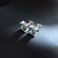 Funkelnde quadratische Regenbogen-Zirkon-Ohrstecker mit S925 Sterlingsilber-Vierklauen-Fassung - 7mm (EH0304)