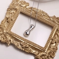 Collier argenté avec pendentif poli et chaîne vénitienne sur cadre doré - Lettre I