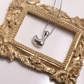 Collier avec pendentif lettre J argentée polie présenté dans un cadre vintage - Lettre L
