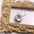 Collier à pendentif lettre argenté avec chaîne vénitienne sur cadre baroque chic - Lettre O