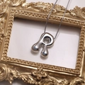 Pendentif lettre R argenté style fluide sur collier chaîne box pour femme - Lettre R