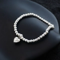 Eleganteres Perlenarmband mit Herzanhänger aus polierten Silberkugeln auf Schwarz - Solider Herzanhänger (SL0332)