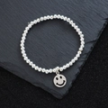 Minimalistisches silbernes Perlenarmband mit hohlem Smiley-Anhänger auf schwarzem Stein - Hohles Lachgesicht (SL0303)