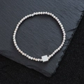 Minimalistisches Perlenarmband in Silber mit poliertem Würfelanhänger auf Schiefer - Polierter Würfel (SL0310)