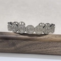 Silbernes Retro-Smile-Armreif-Set mit Zirkonia-Steinen auf rustikalem Holzhintergrund - Silber Weiß Zirkonia Armreif