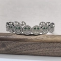 Silbernes Smiley-Armreif mit weißen Zirkonia und grünen Edelsteinaugen für Retro-Stil - Silber Smaragd Armreif