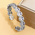 Silbernes offenes Smiley-Armband mit weißen Zirkonia und blauen Steinen in den Augen - Silber Saphirblau Zirkonia Armreif