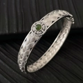 Makroansicht von geflochtenem Silberarmband mit grünem Edelstein und Zirkonia-Akzenten - Grüner Stein Gewebter Stil (SL0404) / Einheitsgröße / Silber