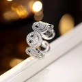 Silberner Smiley-Ring mit Pavé-Kristallen und schwarzen Steinaugen auf einem Ständer - Silberner Schwarzer Zirkon Ring