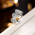 Silberner Smiley-Ring mit weißen Zirkonia und grünen Edelsteinaugen für Damen - Silberner Smaragdring