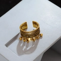 Anello aperto in pizzo dorato vintage con nappe a sfera e motivi incisi bohémien - Anello Regolabile Dorato Vintage Intagliato con Campanello (JZ0214) / Oro
