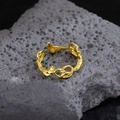 Verstellbarer goldener Croissant-Ring mit fließendem Herzdesign auf grauem Vulkanstein - Flüssiges Herz-Stil(JZ0248) / Gold