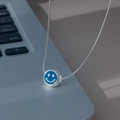 Detail der blauen Emaille-Smiley-Halskette an einer silbernen Schlangenkette - Blau