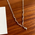 Collana ondulata argentata con ciondolo a goccia solida su fondo in legno scuro - Stile con Pendente a Goccia d'Acqua (XL0565)