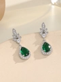 Dettaglio macro degli orecchini a goccia verde smeraldo con micro-pavé di zirconi bianchi - Stile Fiore a Goccia / Verde Smeraldo Argento