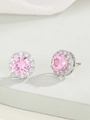 Vista macro di orecchini a lobo halo con zircone rosa rotondo e montatura in argento - Argento Rosa Zircone