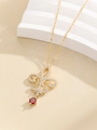 Macro-opname van 18K gouden lelieketting met rode edelsteen en witte zirkoniasteentjes - Goud
