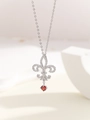 Detail van de Fleur-de-lis zilveren ketting met witte zirkoon en een rode edelsteen - Zilver