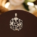Gros plan du pendentif cœur évidé avec des pierres étincelantes de style français vintage - Cœur d'Argent