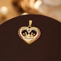 Détail du pendentif cœur couronne serti de zircons roses et blancs scintillants - Couronne Dorée