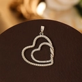 Pendentif double cœur élégant avec texture torsadée et zircons sur socle en bois - Double Cœur Argent