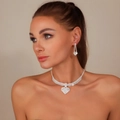Primer plano de modelo con conjunto de collar y pendientes largos de corazón y strass - Collar y Pendientes (1703) / Plateado