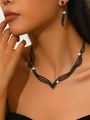 Nahaufnahme von elegantem V-förmigem schwarzem Strass Brautschmuckset mit Ohrringen - Schwarz 2er-Set (Halskette Ohrringe)