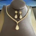Elegantes goldfarbenes Schmuckset mit wassertropfenförmigen Kristallen und Diamantkette - 1413 Gold