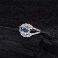 Eleganter verstellbarer Ring mit Aquamarin-Edelstein und Diamant-Halo auf Holz - Blauer Edelstein Ovaler Stil (JZ0253) / Silber