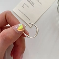 Makroaufnahme des minimalistischen Wellenrings mit fließenden Formen und poliertem Glanz - Unregelmäßiger Wellenstil (JZ0254) / Silber