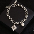 Vintage Armband mit quadratischem Anhänger, polierten Perlen und Gravur in Geschenkbox - Quadratische Platte & Kugel Anhänger Stil (SL0196) / Silber