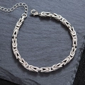 Silbernes Byzantinisches Gliederkettenarmband mit Karabinerverschluss auf dunklem Stein - Antiksilber