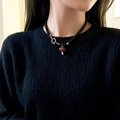 Halskette aus schwarzem Onyx mit rotem Emaille-Pilzanhänger auf schwarzem Pullover - Roter Pilz Schwarze Perlenkette (XL0332)