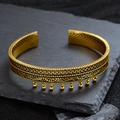 Bracciale etnico aperto in S925 dorato con nappe di perline e motivi in filigrana - Bracciale Etnico Traforato con Nappa e Campanello (SL0163) / Oro