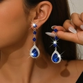 Primo piano di eleganti orecchini pendenti a goccia blu con zirconi per stile galà - Blu Profondo (HB1743)