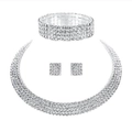 Details des versilberten Brautschmuck-Sets mit funkelndem Strass-Choker und Ohrsteckern - 426 Vierreihiges 3-Teiliges Set