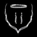 Nahaufnahme eines funkelnden Brautschmuck-Sets mit Halskette, Armband und Ohrringen - Silber 3-Teilige Kollektion (Halskette+Ohrringe+Armband)
