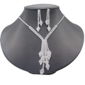 Funkelndes Brautschmuck-Set mit Strass-Halskette und Ohrringen auf einem schwarzen Büst - Silber Strass Quaste Zweiteiliges Set (490)