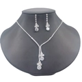 Elegantes Braut-Schmuckset aus Silber mit Strasssteinen und Ohrhängern auf schwarzem Ständer - Silbernes Y-Förmiges Anhänger-Set (493)